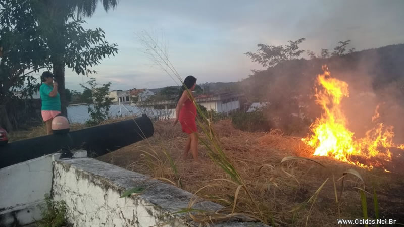 Foto do incêndio na área externa do Forte Pauxis